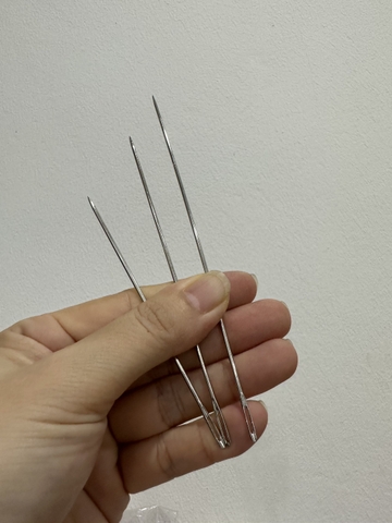 1 chiếc kim khâu inox
