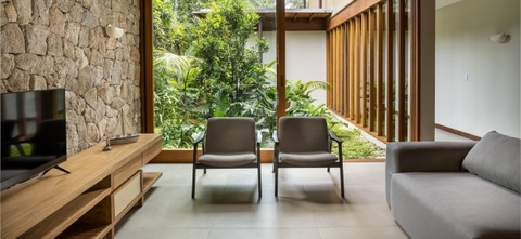 Gia chủ quyết mang vườn vào trong phòng khách để có sự kết nối với khu rừng xung quanh