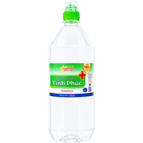Nước muối Vĩnh Phúc Smiles Natri Clorid 0.9 giúp làm sạch răng, khử mùi hôi miệng (chai x 1100ml)