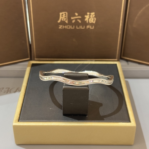 Vòng Tay Bạc Họa Tiết Sóng Uốn – Hiệu Ứng Cầu Vồng