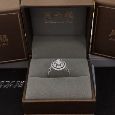 Nhẫn Kim Cương Đính Viên Chủ 0.515ct – Thiết Kế Đôi Tầng Lộng Lẫy