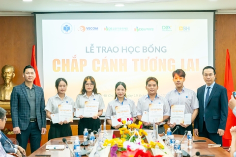 VECOM trao học bổng cho sinh viên Trường Đại học Công Thương TP. HCM