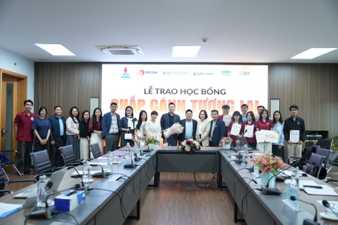 VECOM trao học bổng cho sinh viên Học viện Chính sách và Phát triển