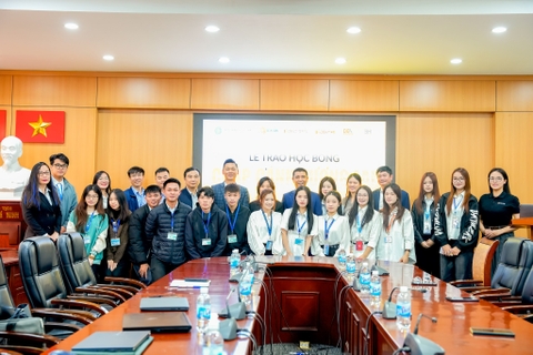 VECOM trao học bổng cho sinh viên Trường Đại học Mỏ - Địa chất