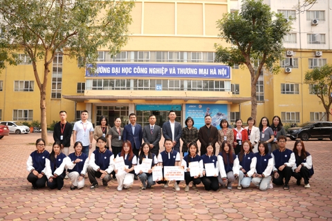 VECOM trao học bổng cho sinh viên Trường Đại học Công nghiệp và Thương mại Hà Nội