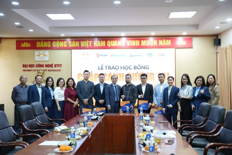 VECOM trao học bổng cho sinh viên Trường Đại học Công nghệ Giao thông vận tải