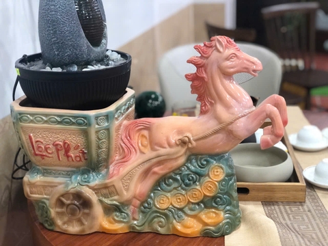 Tượng Ngựa Kéo Tài Lộc NKTLKB01 – Gốm Bát Tràng Cao Cấp, Thu Hút May Mắn & Tài Lộc