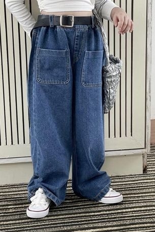 Quần dài xanh đậm kèm nút