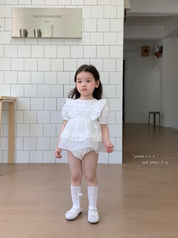 Suit Trắng Tay Bèo Kèm Vớ Jenny