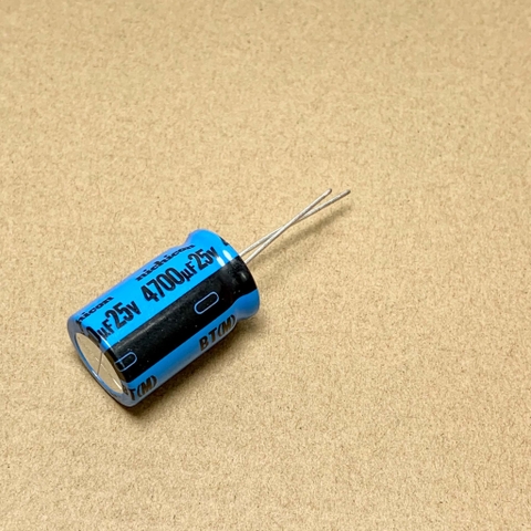 2 cái tụ điện hóa 25V4700uF 25V 4700uF hãng Nichicon BT kích thước 16x25mm