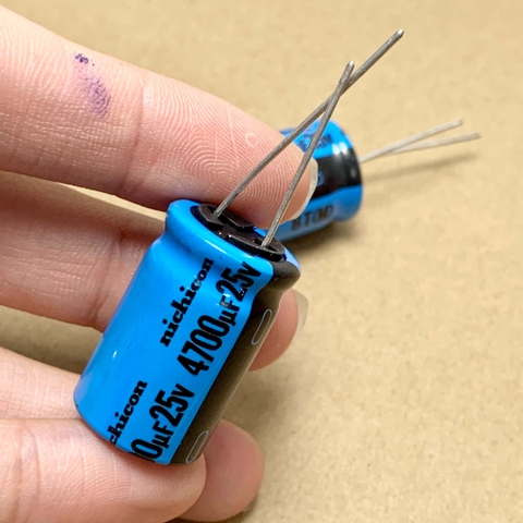 2 cái tụ điện hóa 25V4700uF 25V 4700uF hãng Nichicon BT kích thước 16x25mm