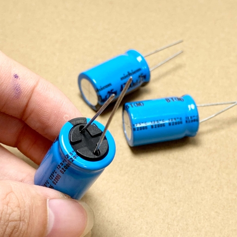 2 cái tụ điện hóa 25V4700uF 25V 4700uF hãng Nichicon BT kích thước 16x25mm