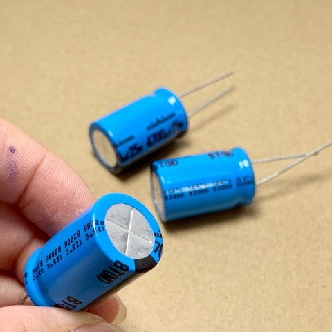 2 cái tụ điện hóa 25V4700uF 25V 4700uF hãng Nichicon BT kích thước 16x25mm
