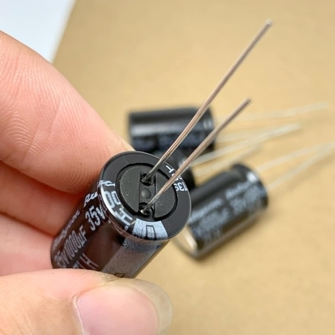 2 cái tụ điện hóa 1000uF 35V 1000uF 35ZLH1000MEFC12.5X20 chính hãng Rubycon