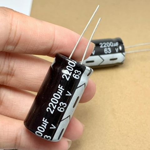 2 cái tụ điện hóa 2200uF 63V 2200uF63V ±20% kích thước 18x35mm
