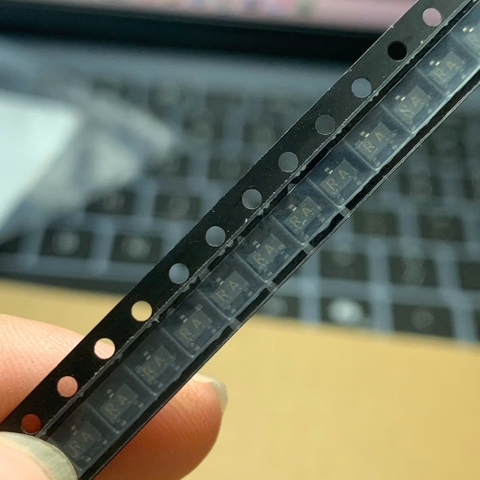 4 cái TRANSISTOR RN2421 RA 50V 800mA kênh PNP SOT-23