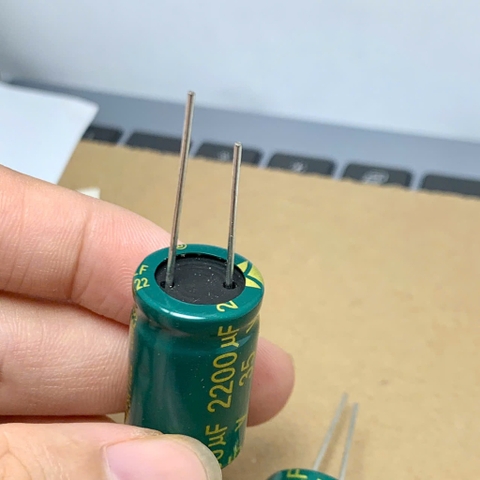 4 cái tụ hóa 2200uF 35v 2200uF35V 2200uF ±20% xanh lá 16x25mm