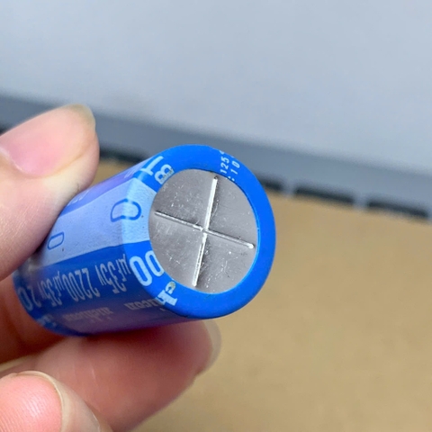 2 cái tụ điện hóa 2200uF 35v 2200uF35V BT KY NICHICON 18x35mm 16x25mm