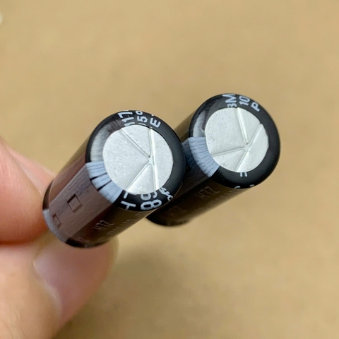 2 cái tụ điện hóa 35V680uF 35V 680uF hãng RUBYCON ZLH 10x23mm