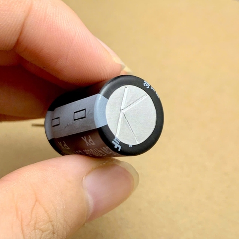 2 cái tụ điện hóa 25V4700uF 25V 4700uF hãng RUBYCON PX 16x25mm