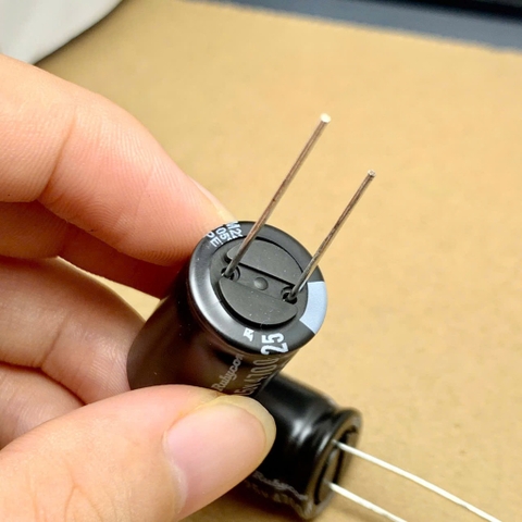 2 cái tụ điện hóa 25V4700uF 25V 4700uF hãng RUBYCON PX 16x25mm