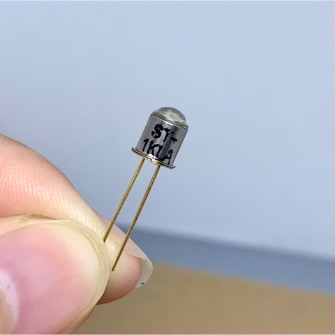 2 cái Led diode thu quang hồng ngoại ST-1KLA 2 chân kích thước 5mm bước sóng 940nm chính hãng