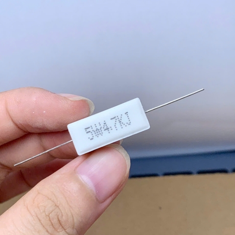 5 cái điện trở sứ 5W 4.7Kohm 4.7KR 4KR7 chân ngang 22x10x10mm