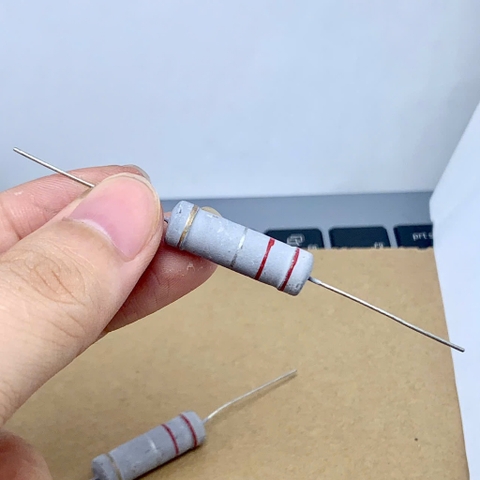 5 cái điện trở vòng màu 5W 0.22R 0.22ohm R22 kích thước 28x7mm