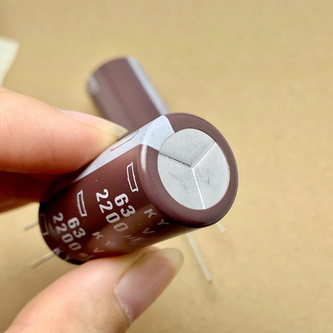 2 cái tụ điện hóa 2200uF 63V 2200uF 63V2200uF KY hãng NCC kích thước 18x40mm