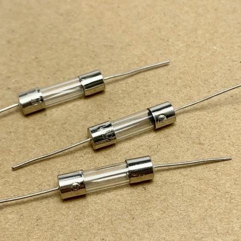 10 sản phẩm cầu chì ống thủy tinh 250V 15A chân cắm 5x20mm