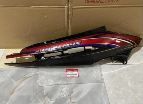 Bụng sau, ốp sườn AB 2008 đen tem đỏ phải - 83550-KVG-V10ZE