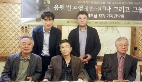 Sách văn học Việt: Muôn nẻo đường xuất ngoại