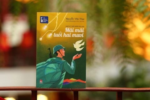 Hai chàng sinh viên ra trận trong 'Mưa đỏ' và 'Mãi mãi tuổi hai mươi'