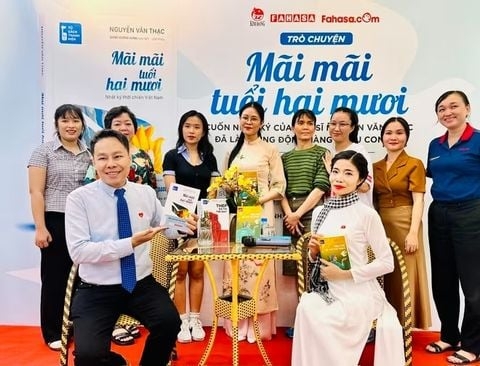 Nhật ký Mãi mãi tuổi hai mươi: Rực sáng tinh thần yêu nước