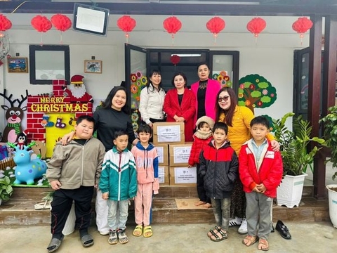 Nhà xuất bản Kim Đồng trao tặng hơn 2.000 cuốn sách cho trẻ em thôn làng Nủ