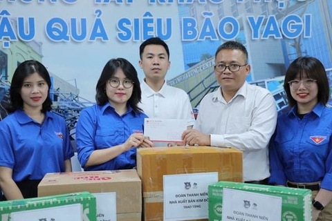 Đoàn viên thanh niên Nhà xuất bản Kim Đồng ủng hộ tiền mặt và nhu yếu phẩm đến bà con vùng lũ