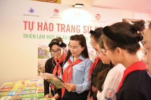 NXB KIM ĐỒNG TRƯNG BÀY VÀ GIỚI THIỆU CÁC ẤN PHẨM “TỰ HÀO TRANG SỬ ĐỘI” KỈ NIỆM 83 NĂM NGÀY THÀNH LẬP ĐỘI TNTP HỒ CHÍ MINH
