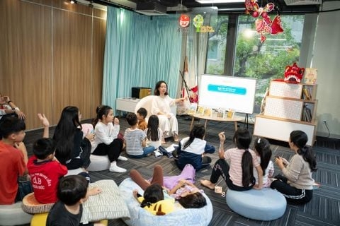 Các em nhỏ hào hứng Tìm hiểu danh nhân - Chạm vào lịch sử với Ngàn năm sử Việt tại Hội chợ Mùa thu và Góc đọc Cuối tuần