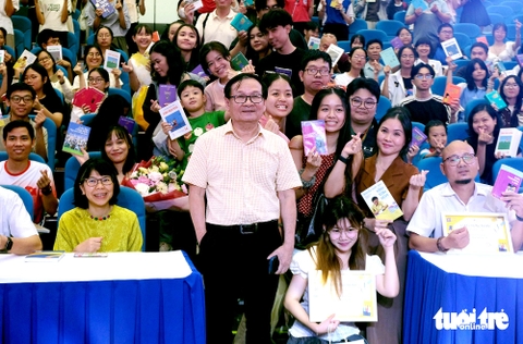 Tác giả Nguyễn Nhật Ánh hạnh phúc vì sau 30 năm Kính vạn hoa vẫn còn người đọc