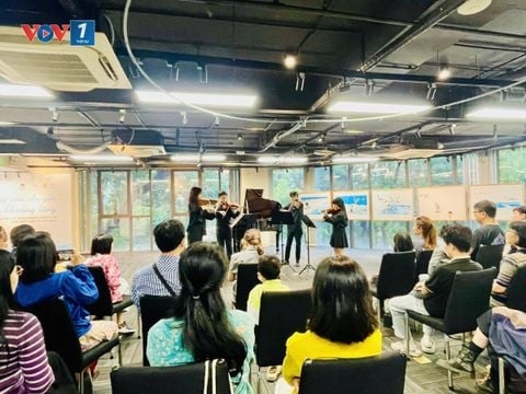 Những câu chuyện bên kia khoảng lặng
