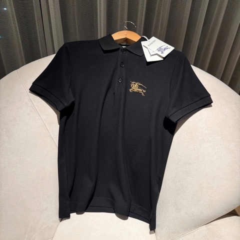 ÁO POLO BURBERRY SS26 GOLD HORSE (BLACK)