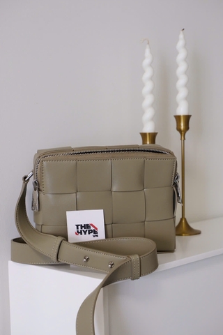 TÚI BOTTEGA VENETA CASSETTE CAMERA ‘TAUPE’