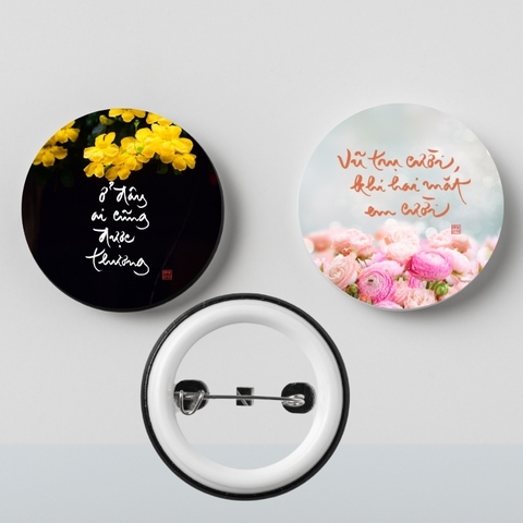 SET 3 PIN CÀI IN TRANH THƯ PHÁP 4x4CM ( 3 THÔNG ĐIỆP NGẪU NHIÊN)