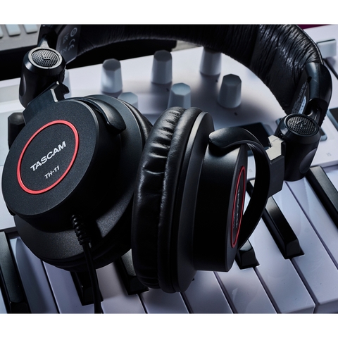 Tai nghe kiểm âm Tascam TH-11