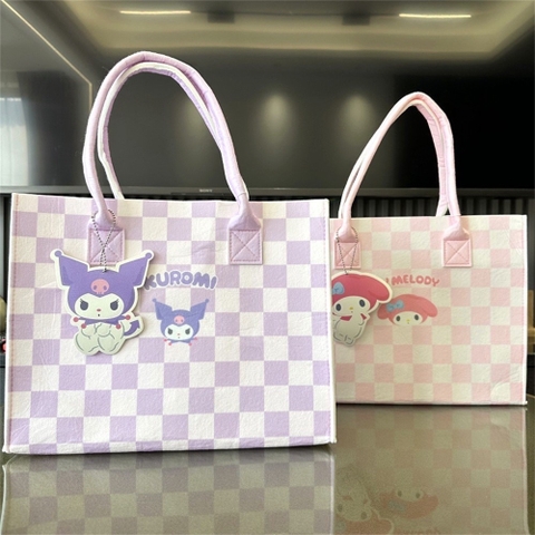 Túi xách nỉ cầm tay Kuromi caro kèm charm treo siêu cưng [BH: NONE]