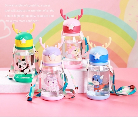 Bình đựng nước hình Hươu cao cấp cho bé 550ml KÈM STICKER VÀ ỐNG HÚT, DÂY ĐEO