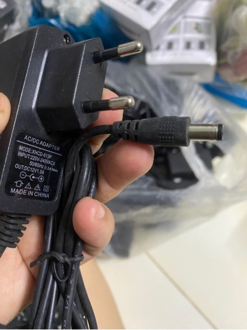 Cục sạc 12V1.5A đen chui tròn No 013P