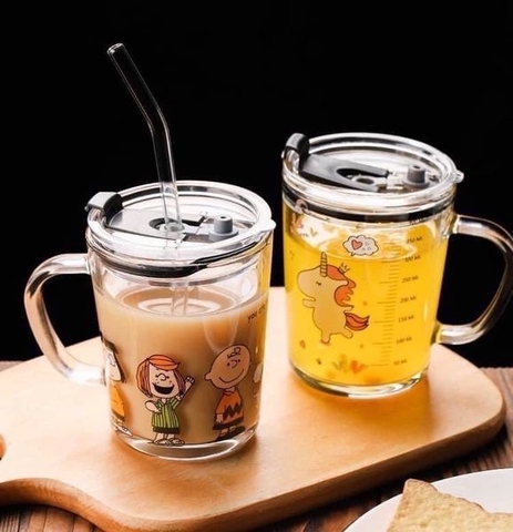 Ly thủy tinh cầm tay có quai có ống hút cốc có chia vạch đo dung tích [BH: NONE]