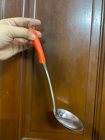 Vá múc canh, vá ăn lẩu nhỏ cán nhựa có lỗ treo
