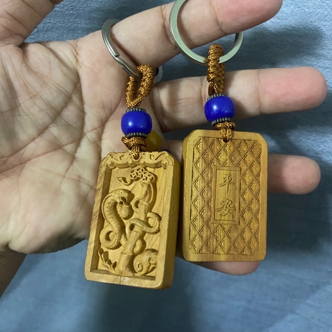 Móc khoá gỗ hình rắn